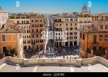 Roma, Italia - 31 luglio 2021: Le persone si godono le scale spagnole in Piazza di Spagna a Roma. Le scale spagnole con la Fontana Barcaccia a Roma è famoso tou Foto Stock