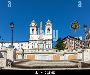 Roma, Italia - 31 luglio 2021: Chiesa della Santissima Trinita dei Monti con l'Obelisco Sallustiano e Piazza di Spagna vicino a Piazza di Spagna. Foto Stock