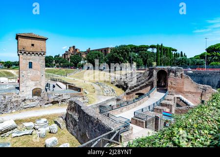 Roma, Italia - 1 agosto 2021: Visita del circo maximus, stadio antico per le corse di cavalli e altri eventi pubblici nell'antica Roma. Foto Stock