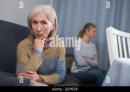 La donna matura e la figlia sono state offese l'una all'altra Foto Stock