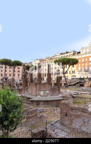 Roma, Italia - 2 agosto 2021: Resti del Tempio B, dedicato a Fortuna Huiusce Diei a Largo di Torre Argentina a Roma, Italia. Foto Stock
