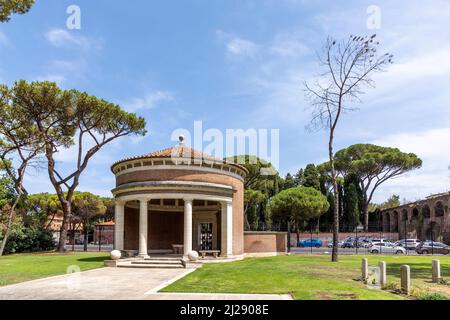 Roma, Italia - 3 agosto 2021: Cimitero di guerra di Roma delle tombe di guerra del commonwealth. Soldati caduti nel WW2 nel periodo 1939 - 1945. Foto Stock