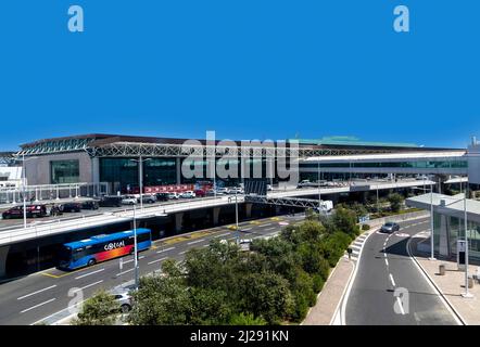 Roma, Italia - 6 agosto 2021: Vista all'aeroporto romano di Fiumicino a Roma. E' il più grande aeroporto d'Italia. Foto Stock