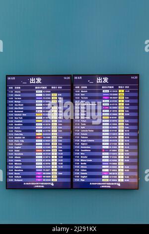 Roma, Italia - 6 agosto 2021: Orario di arrivo e partenza presso un cartello dell'aeroporto romano di Fiumicino in lingua mandarina cinese. Fiumicino è Foto Stock