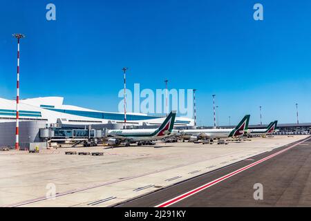 Roma, Italia - 8 agosto 2021: Vista all'aeroporto romano di Fiumicino a Roma con aereo al cancello. E' il più grande aeroporto d'Italia. Foto Stock