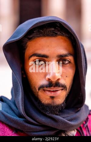 Ritratto di un giovane uomo beduino, Petra, Giordania, Asia. Foto Stock