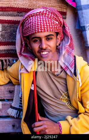 Un Ritratto di un giovane uomo che fuma Una pipa di Shisha, Petra, Giordania, Asia. Foto Stock