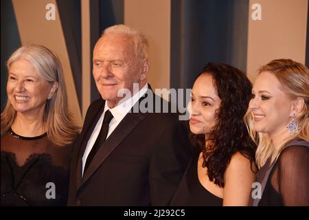 BEVERLY HILLS, CA - MARZO 27: Anthony Hopkins (2nd L) e gli ospiti partecipano al Vanity Fair Oscar Party 2022, ospitato da Radhika Jones al Wallenberg C Foto Stock