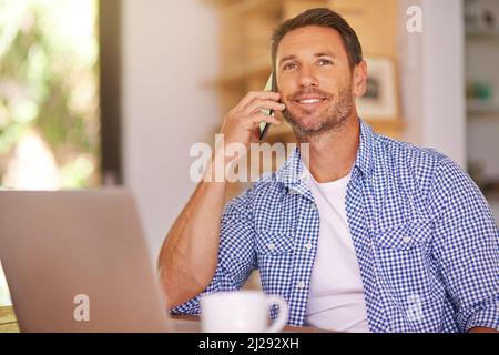 Chiamare i clienti da casa. Scatto di un giovane che lavora da casa. Foto Stock