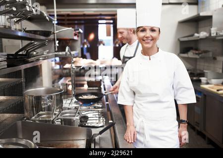 Shes uno chef maestro. Ritratto di uno chef in una cucina professionale. Foto Stock