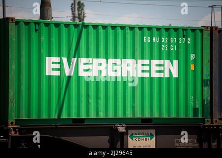 Immagine di un cartello con il logo di Evergreen su un container spedito per ferrovia a Lubiana, Slovenia. Evergreen Marine Corporation è un taiwanese Foto Stock