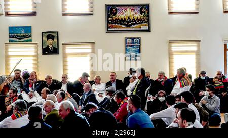 Izmir, Turchia. 26th Mar 2022. I musulmani Anatoliani Alevi si sono riuniti a Djemevi e celebrano l'arrivo di Newroz primaverile con il 'Rito dell'unità'. Essi pregano insieme in questa speciale messa officiata dal leader religioso Alevi 'dde', ha eseguito dhikr e ha eseguito danza religiosa che il nome è 'Semah' (Foto di Idil Toffolo/Pacific Press) Credit: Pacific Press Media Production Corp./Alamy Live News Foto Stock