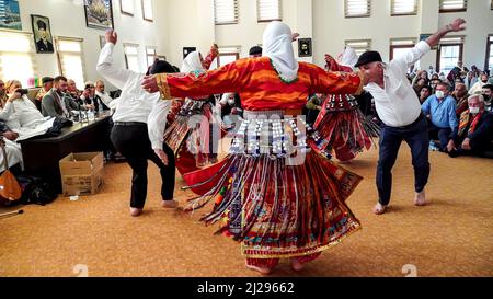 Izmir, Turchia. 26th Mar 2022. I musulmani Anatoliani Alevi si sono riuniti a Djemevi e celebrano l'arrivo di Newroz primaverile con il 'Rito dell'unità'. Essi pregano insieme in questa speciale messa officiata dal leader religioso Alevi 'dde', ha eseguito dhikr e ha eseguito danza religiosa che il nome è 'Semah' (Foto di Idil Toffolo/Pacific Press) Credit: Pacific Press Media Production Corp./Alamy Live News Foto Stock