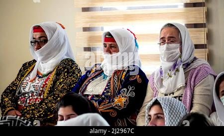 Izmir, Turchia. 26th Mar 2022. I musulmani Anatoliani Alevi si sono riuniti a Djemevi e celebrano l'arrivo di Newroz primaverile con il 'Rito dell'unità'. Essi pregano insieme in questa speciale messa officiata dal leader religioso Alevi 'dde', ha eseguito dhikr e ha eseguito danza religiosa che il nome è 'Semah' (Foto di Idil Toffolo/Pacific Press) Credit: Pacific Press Media Production Corp./Alamy Live News Foto Stock