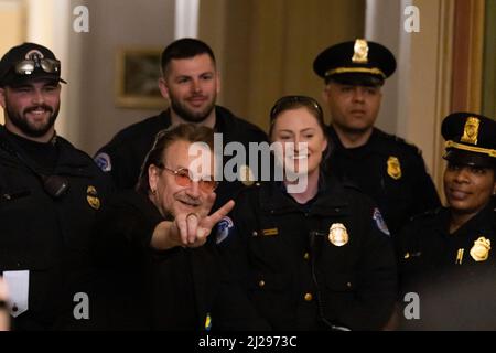 Bono, cantautore irlandese, incontra i membri della polizia Capitol durante la sua visita a Capitol Hill il 30 marzo 2022 a Washington D.C, U.SCredit: Aaron Schwartz/CNP/MediaPunch Foto Stock