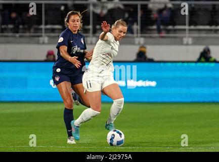 WASHINGTON, DC, USA - 30 MARZO 2022: Il difensore del coraggio del North Carolina Merritt Mathias (11) si allontana dal difensore dello Spirito di Washington Sam Staab (3) durante una partita della NWSL Challenge Cup tra lo Spirito di Washington e il coraggio del North Carolina, il 30 marzo 2022, presso Audi Field, a Washington, CC. (Foto di Tony Quinn-Alamy Live News) Foto Stock