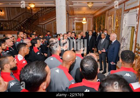 (220331) -- TUNISI, 31 marzo 2022 (Xinhua) -- il presidente Kais Saied (R) parla ai membri della squadra nazionale di calcio maschile tunisina a Tunisi, Tunisia, 30 marzo 2022. La nazionale di calcio tunisina maschile si è diplomata con il Mali nell'ultimo round delle qualificazioni in Africa per la Coppa del mondo Qatar 2022 a Tunisi il 29 marzo e si è qualificata per la Coppa del mondo in Qatar. (Presidenza tunisina/Handout via Xinhua) Foto Stock