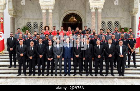 (220331) -- TUNISI, 31 marzo 2022 (Xinhua) -- il presidente Kais Saied (C, front) pone per una foto con la nazionale di calcio maschile tunisina a Tunisi, Tunisia, 30 marzo 2022. La nazionale di calcio tunisina maschile si è diplomata con il Mali nell'ultimo round delle qualificazioni in Africa per la Coppa del mondo Qatar 2022 a Tunisi il 29 marzo e si è qualificata per la Coppa del mondo in Qatar. (Presidenza tunisina/Handout via Xinhua) Foto Stock