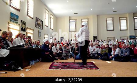 Izmir, Turchia, Turchia. 26th Mar 2022. I musulmani degli Alevi Anatoliani si sono riuniti a Djemevi e celebrano l'arrivo di Newroz primaverile con il ''rito dell'unità''. Essi pregano insieme in questa speciale messa officiata dal leader religioso Alevi 'dede', eseguito dhikr e eseguito danza religiosa che il nome è 'Semah' (Credit Image: © Idil Toffolo/Pacific Press via ZUMA Press Wire) Foto Stock