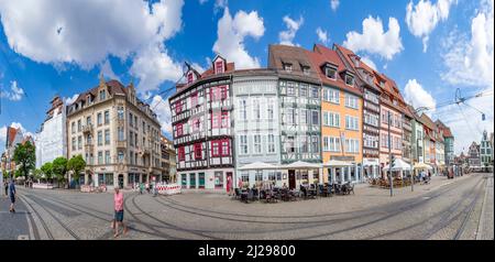 Erfurt, Germania - 29 luglio 2018: Persone nella piazza centrale di fronte alla cattedrale della città di Erfurt, Germania. Erfurt è la capitale della Turi Foto Stock