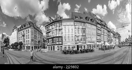 Erfurt, Germania - 29 luglio 2018: Persone nella piazza centrale di fronte alla cattedrale della città di Erfurt, Germania. Erfurt è la capitale della Turi Foto Stock