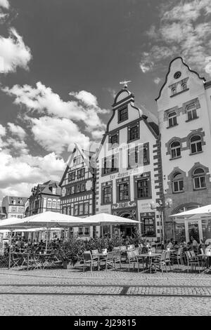 Erfurt, Germania - 29 luglio 2018: Persone nella piazza centrale di fronte alla cattedrale della città di Erfurt, Germania. Erfurt è la capitale della Turi Foto Stock