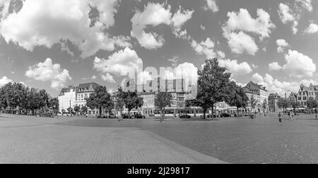 Erfurt, Germania - 29 luglio 2018: Persone nella piazza centrale di fronte alla cattedrale della città di Erfurt, Germania. Erfurt è la capitale della Turi Foto Stock