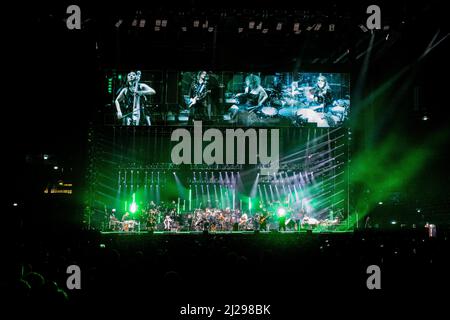 Milano Italia 30 Marzo 2022 Hans Zimmer live at Mediolanum Forum Assago for the live show user colours of Ukraine© Andrea Ripamonti / Alamy Foto Stock