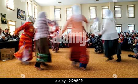 Izmir, Turchia, Turchia. 26th Mar 2022. I musulmani degli Alevi Anatoliani si sono riuniti a Djemevi e celebrano l'arrivo di Newroz primaverile con il ''rito dell'unità''. Essi pregano insieme in questa speciale messa officiata dal leader religioso Alevi 'dede', eseguito dhikr e eseguito danza religiosa che il nome è 'Semah' (Credit Image: © Idil Toffolo/Pacific Press via ZUMA Press Wire) Foto Stock