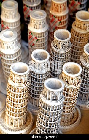 Miniatura Torre Pendente di Pisa negozio di souvenir visualizzati per i turisti a Pisa Italia Foto Stock