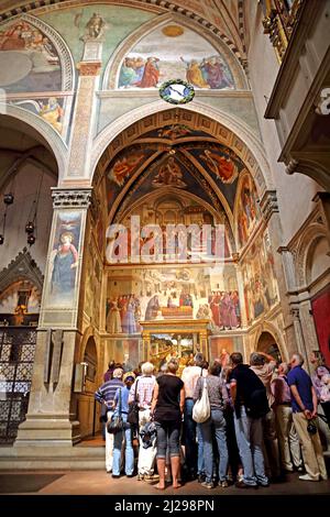 Ai turisti di ammirare la Cappella Sassetti nella Chiesa di Santa Trinita in Firenze. Foto Stock