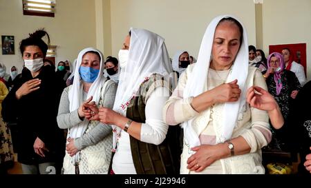 Izmir, Turchia, Turchia. 26th Mar 2022. I musulmani degli Alevi Anatoliani si sono riuniti a Djemevi e celebrano l'arrivo di Newroz primaverile con il ''rito dell'unità''. Essi pregano insieme in questa speciale messa officiata dal leader religioso Alevi 'dede', eseguito dhikr e eseguito danza religiosa che il nome è 'Semah' (Credit Image: © Idil Toffolo/Pacific Press via ZUMA Press Wire) Foto Stock