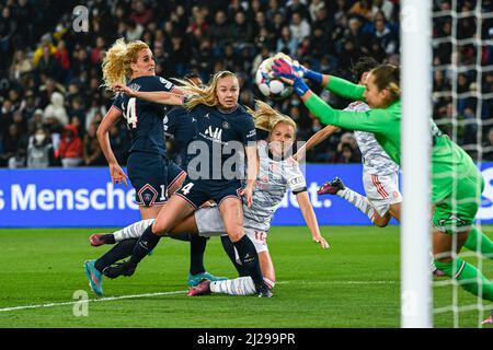 Parigi, Francia. 30th Mar 2022. Paulina Dudek e Glodis Perla Viggosdottir durante la UEFA Women's Champions League, quarti di finale, partita di calcio a 2nd gambe tra Paris Saint-Germain (PSG) e il FC Bayern Monaco (Munchen) il 30 marzo 2022 allo stadio Parc des Princes di Parigi, Francia. Credit: Victor Joly/Alamy Live News Foto Stock