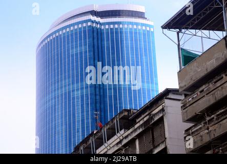 L'edificio del Centro Unito, Silom Road, Bangkok, Thailandia, Asia, Si trova a Patpong. Contrasto nell'architettura. Foto Stock