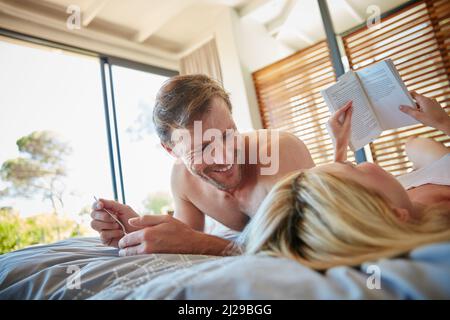 Solo il tempo è la chiave per un matrimonio di successo. Scatto di una coppia che passa il tempo insieme a casa. Foto Stock