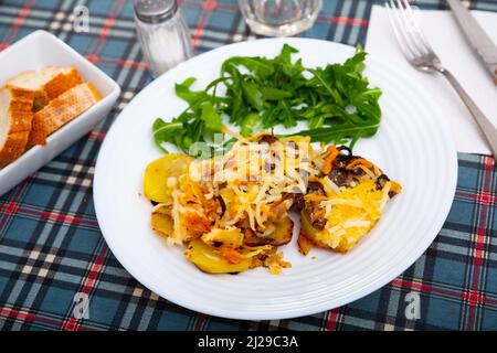 Carne russa in stile francese su un piatto Foto Stock