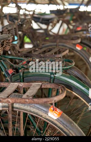 Mucchio di vecchie biciclette abbandonate retrò Foto Stock