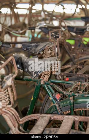 Mucchio di vecchie biciclette abbandonate retrò Foto Stock