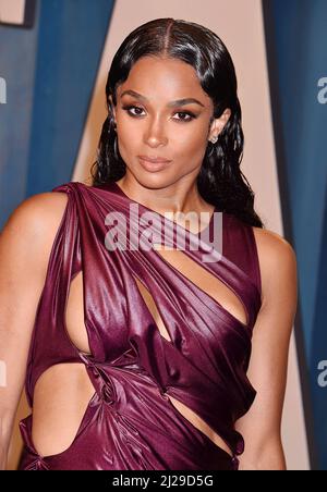 BEVERLY HILLS, CA - MARZO 28: Ciara partecipa al Vanity Fair Oscar Party del 2022, ospitato da Radhika Jones al Walis Annenberg Center for the Performing Art Foto Stock