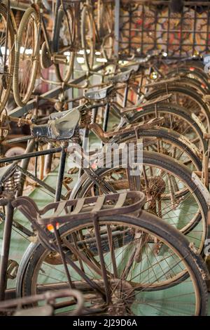 Mucchio di vecchie biciclette abbandonate retrò Foto Stock