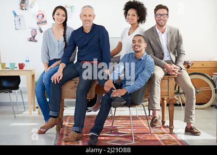 Il team di progettazione dei sogni. Ritratto di un team di designer nel loro moderno ufficio. Foto Stock