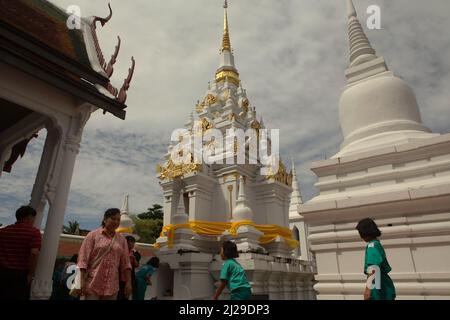 Studenti che visitano Wat Phra Borommathat Chaiya, un antico tempio buddista a Chaiya, Surat Thani, Thailandia. Foto Stock