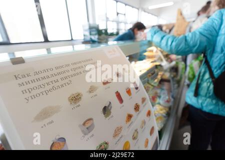 Norimberga, Germania. 29th Mar 2022. Presso la banca alimentare di Norimberga, le informazioni sono fornite in ucraino. Le banche alimentari in Germania riferiscono un enorme afflusso dall'inizio della guerra in Ucraina. Allo stesso tempo, stanno lottando con l'aumento dei prezzi dell'energia e del carburante. Credit: Nicolas Armer/dpa/Alamy Live News Foto Stock