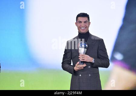 ZURIGO, SVIZZERA - GENNAIO 17: Il vincitore del premio FIFA Special Best Men's Award Cristiano Ronaldo durante i migliori premi FIFA Football Awards 2021 il 17 gennaio 2022 a Zurigo, Svizzera. SOLO EDITORIALE! (Foto di Harold Cunningham/FIFA/via Kolvenbach) Foto Stock