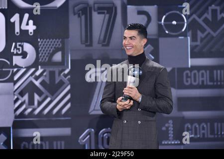 ZURIGO, SVIZZERA - GENNAIO 17: Il vincitore del premio FIFA Special Best Men's Award Cristiano Ronaldo durante i migliori premi FIFA Football Awards 2021 il 17 gennaio 2022 a Zurigo, Svizzera. SOLO EDITORIALE! (Foto di Harold Cunningham/FIFA/via Kolvenbach) Foto Stock