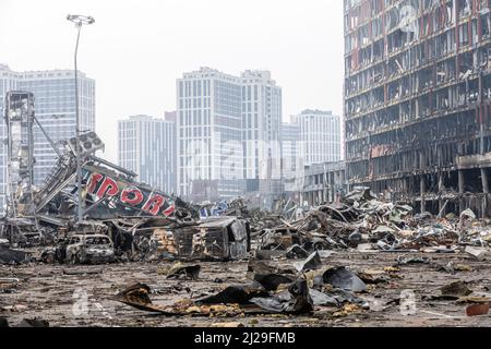 Kiev, Ucraina. 29th Mar 2022. Vista devastante del parcheggio con un'auto bruciata vicino al centro commerciale distrutto di Retroville a seguito dell'attacco di abbattimento russo. Il centro commerciale di Retroville, comprese le aree circostanti a Kyiv, viene distrutto dopo l'attacco russo. Secondo il servizio di emergenza, almeno sei persone sono morte durante l'attacco. La Russia ha invaso l'Ucraina il 24 febbraio 2022, scatenando il più grande attacco militare in Europa dalla seconda guerra mondiale Credit: SOPA Images Limited/Alamy Live News Foto Stock