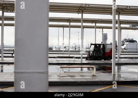 Vista all'aeroporto, piste, edifici, fermate dei mezzi pubblici. Il concetto di tecnologie urbane. Vista frontale. Foto Stock