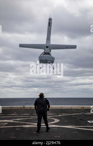 220325-N-PC065-2029 OCEANO ATLANTICO – Dale Thompson, un appaltatore imbarcato a bordo della nave portuale anfibia di classe San Antonio USS Arlington (LPD 24), osserva come il sistema aereo senza equipaggio V-BAT 128 esegua un decollo verticale, 25 marzo 2022. Il gruppo Kearsarge Amphibious Ready con Marine Expeditionary Unit 22nd è in fase di implementazione programmata nell'area operativa della flotta USA 2nd. (STATI UNITI Foto Navy di Mass Communication Specialist 1st Classe John Bellino) Foto Stock