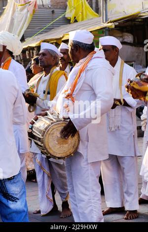 PANDHARPUR, MAHARASHTRA, INDIA, 27 febbraio 2022, processione di pellegrini Varkari-indù, devotee chiamato VARKARI con bandiera che va a Pandharpur Vari, il Foto Stock