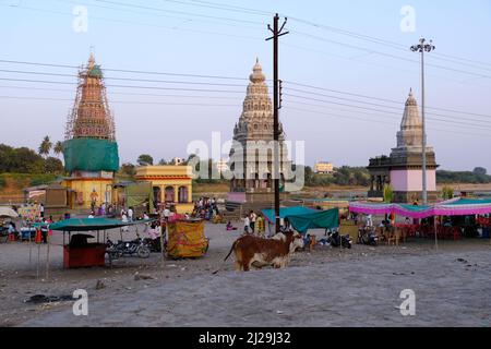 Pandharpur, India, 26 febbraio 2022, Chandrabhaga Ghat e Pundalikas tempio sulla riva del fiume chandrabhaga e la gente che fa riti religiosi. Foto Stock